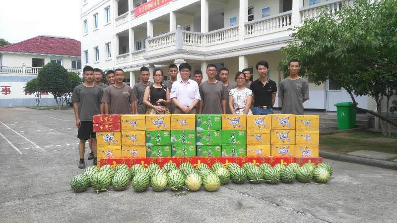 連續(xù)擁軍18年，情系軍營(yíng)譜寫(xiě)軍民魚(yú)水情.jpg